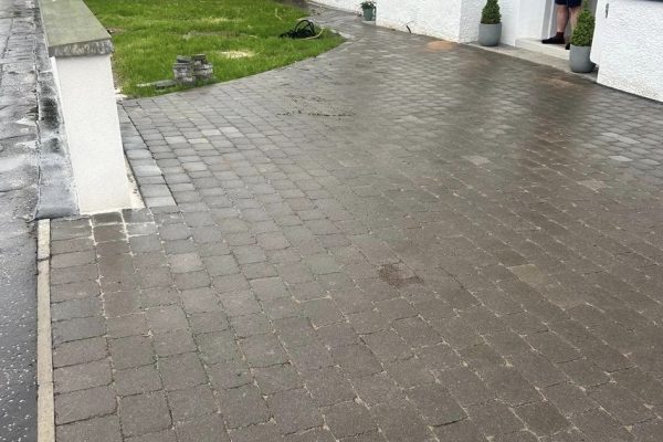 showing the side of white fencing